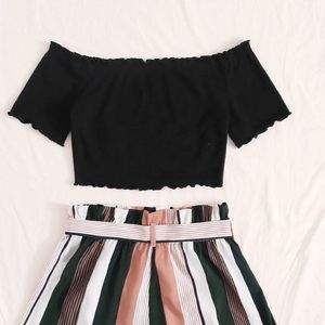 Black Ribbed lettuce edge cropped tee